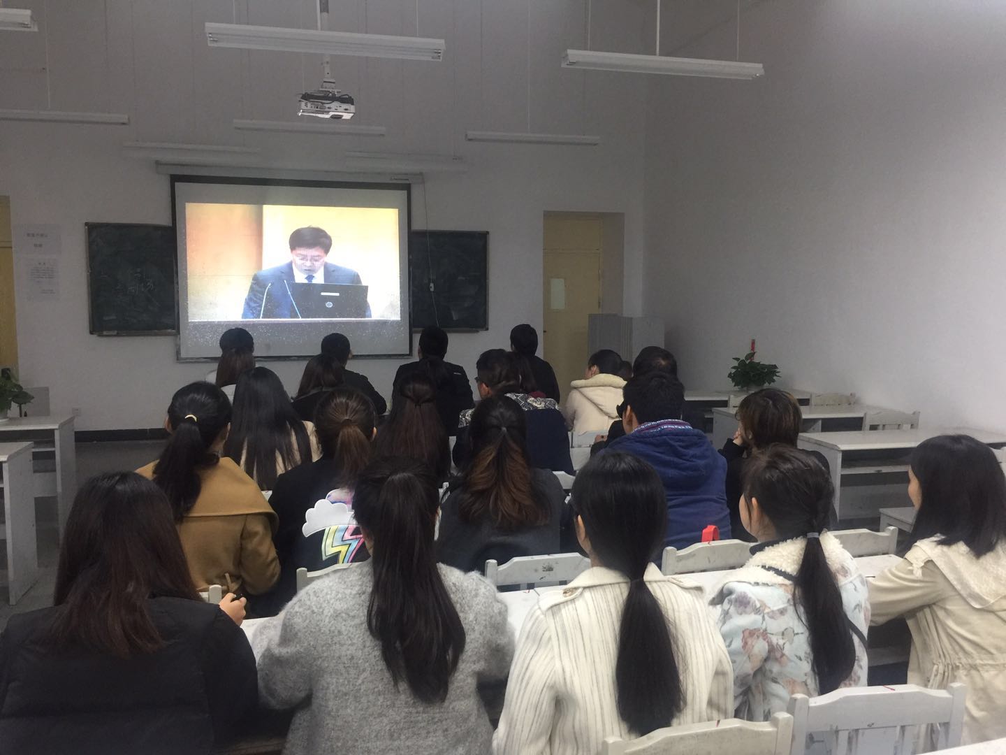 同學(xué)們觀看報告會視頻