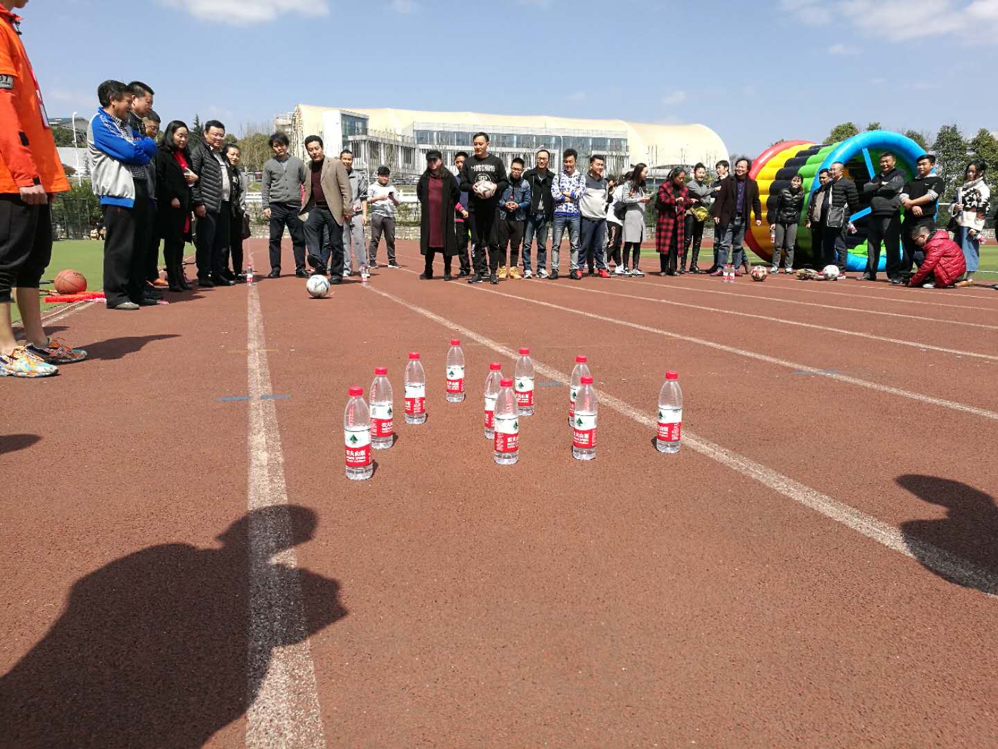 范斌書記&ldquo;足式保齡球&rdquo;顯身手